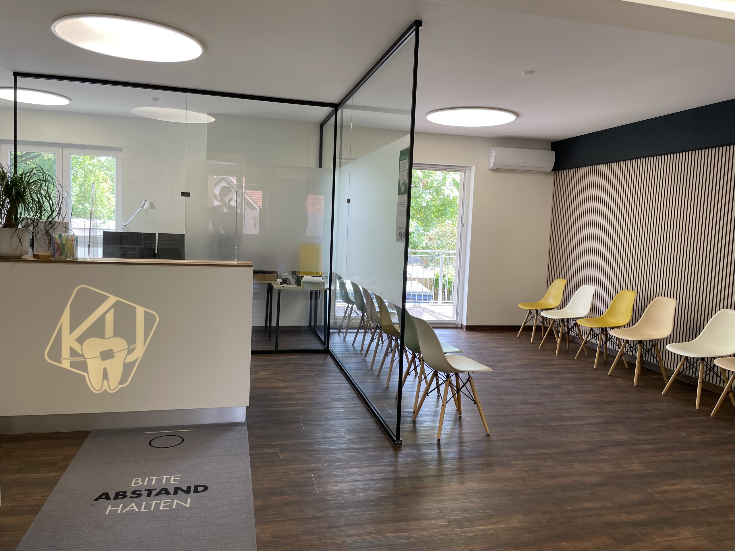 Eingangsbereich der Kieferorthopädie-Praxis in Stendal mit modernen Designelementen und freundlicher Atmosphäre.
