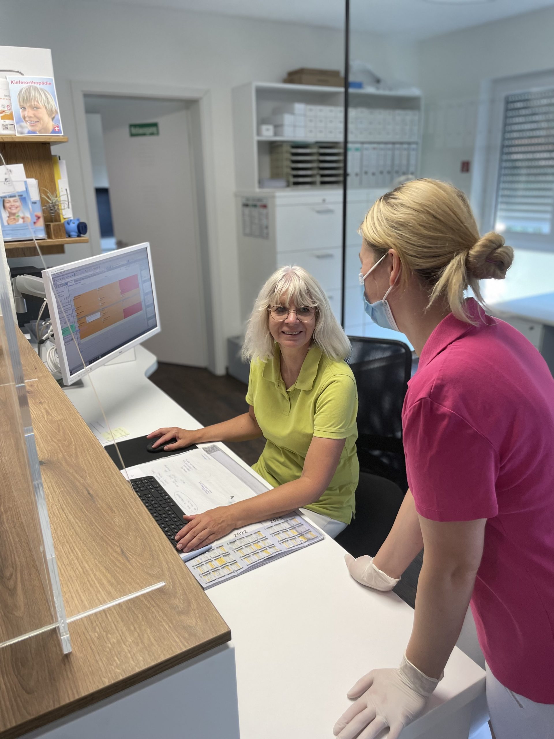 Auf diesem Bild ist Frau Buske zu sehen, die konzentriert am Computer arbeitet.