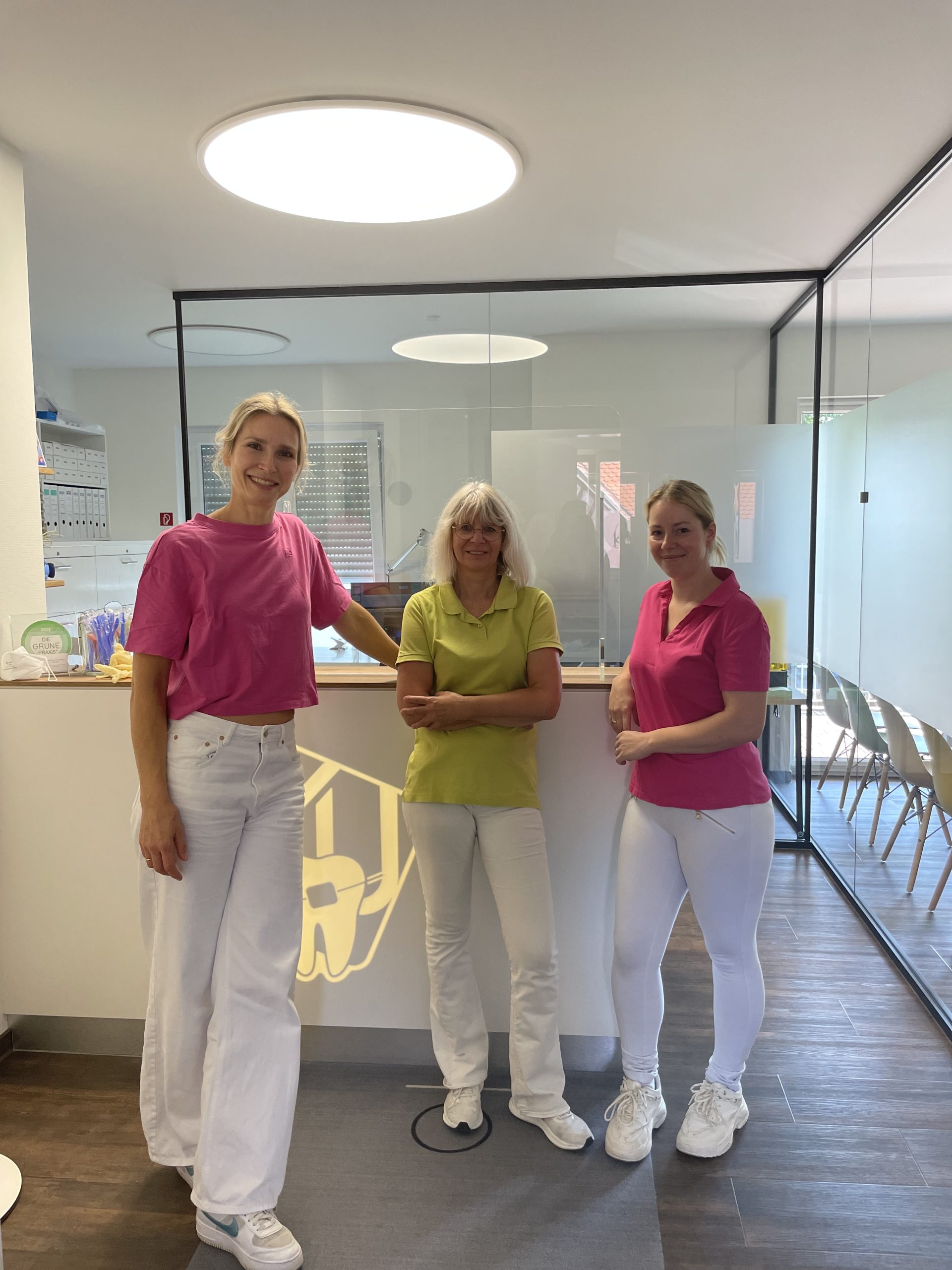 Auf diesem Bild ist das Kieferorthopädie-Team in Stendal zu sehen, das freundlich in die Kamera lächelt.